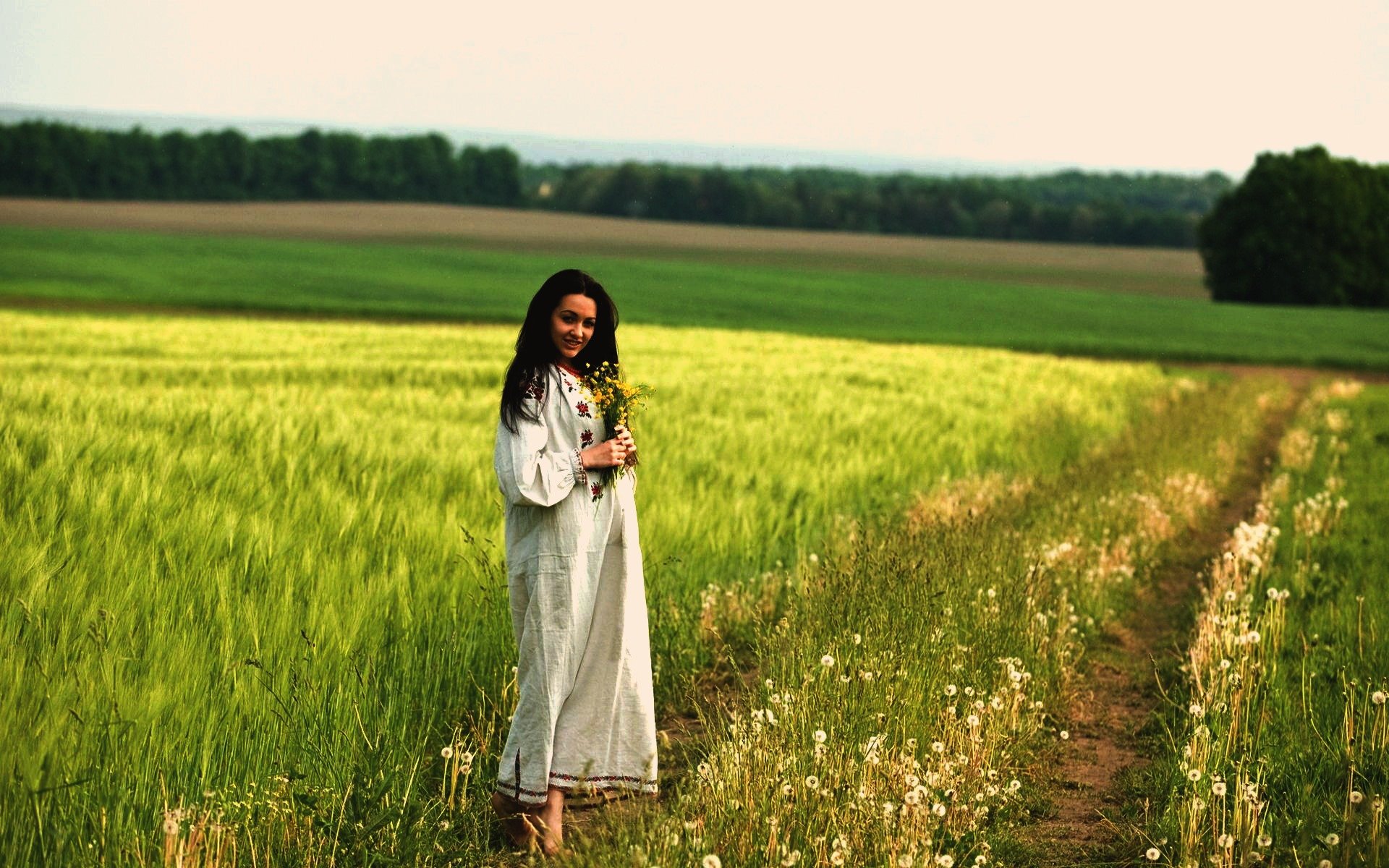 Women in Slavic costumes in St. Johns