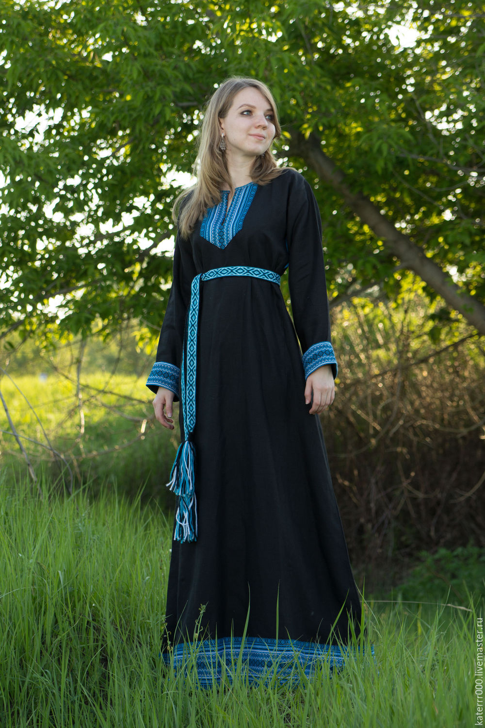 Women in Slavic costumes in St. Johns