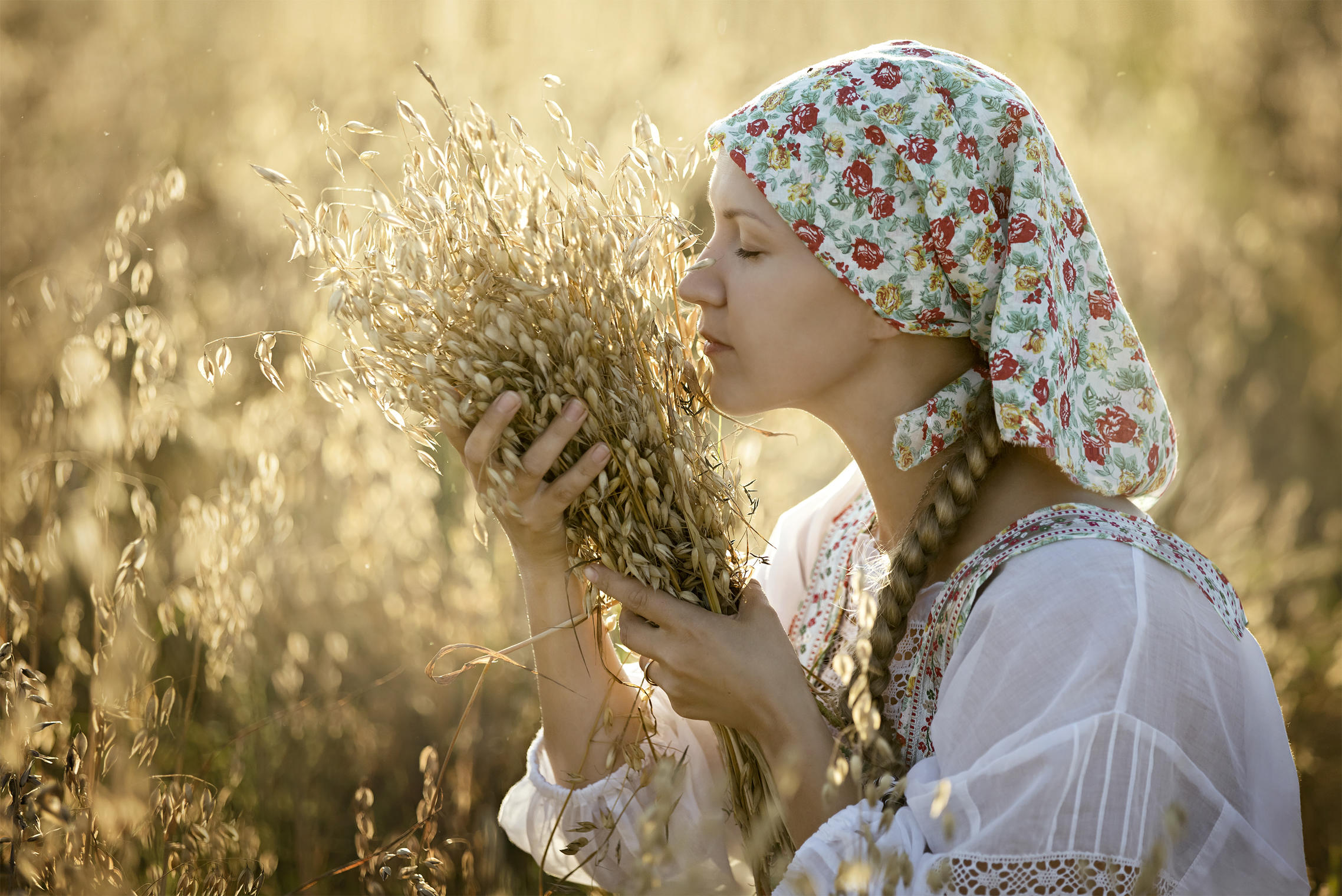Photo Women in Slavic costumes in St. Johns