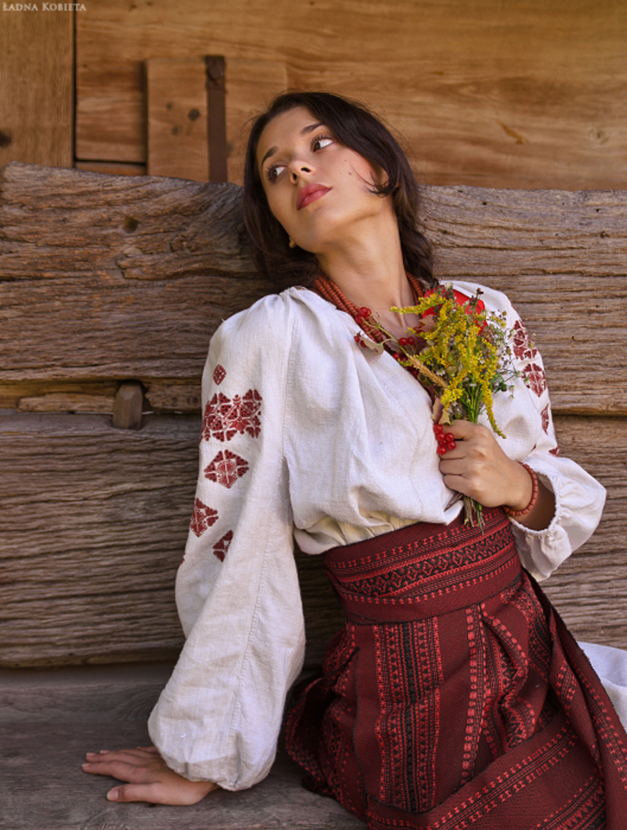 Girls in Slavic costumes in St. Johns